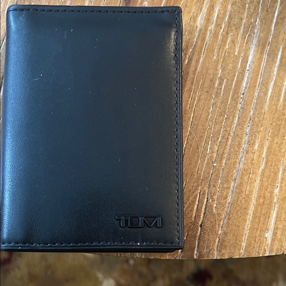 TUMI Men's Delta Leather L-Fold ID ID Wallet new no box gently